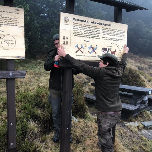 Nejvíc poškozené cedule skončí v truhlárně,  kde je čeká oprava,  aby se na jaře opět mohly vrátit a sloužit turistům v terénu | foto: Kateřina Kohoutová,  Český rozhlas