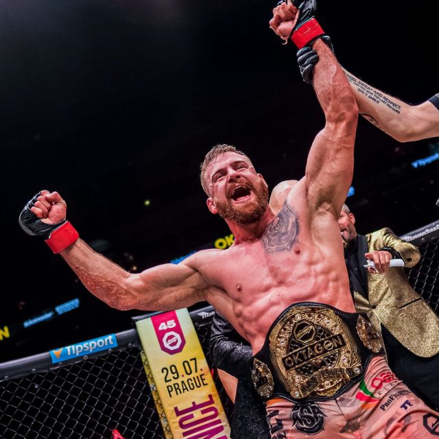 Patrik Kincl porazil v ostře sledovaném titulovém zápase MMA organizace Oktagon Karlose Vémolu 3:0 na body a obhájil titul šampiona ve střední váhové kategorii | foto: Oktagon MMA