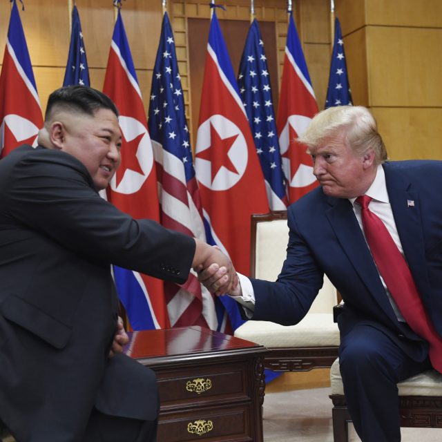 Americký prezident Donald Trump se v neděli v hraniční vesnici Pchanmundžom v demilitarizované zóně mezi Jižní a Severní Koreou potřetí setkal se severokorejským vůdcem Kim Čong-unem. | foto: ČTK