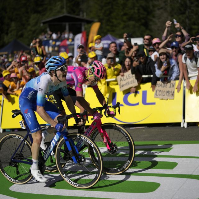 Závěr desáté etapy Tour de France,  vítězství před Nickem Schultzem nakonec urval Magnus Cord Nielsen | foto: Thibault Camus,  ČTK / AP