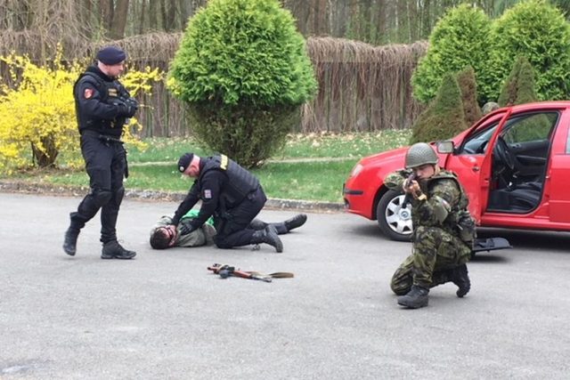 Vojáci a policisté mají v Hradci Králové společné cvičení  | foto: Lucie Peterková