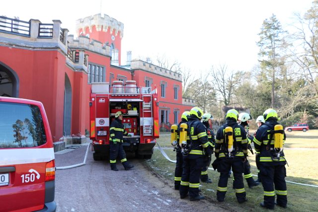 Hrádek u Nechanic se ocitl cvičně v plamenech | foto: HZS Královéhradeckého kraje