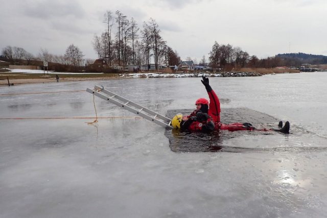 Výcvik záchrany ze zamrzlé vodní plochy | foto: HZS Královéhradeckého kraje