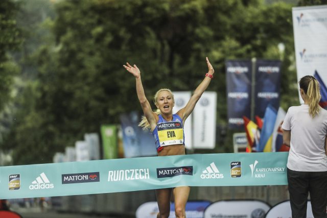 Eva Vrabcová-Nývltová triumfovala mezi ženami při letošním ročníku karlovarského půlmaratonu | foto:  RunCzech
