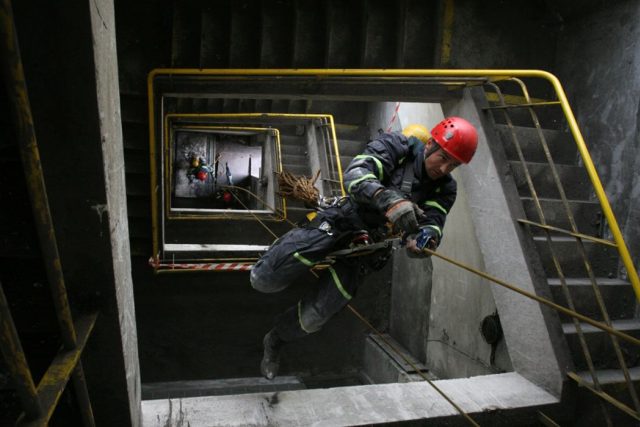 Fotografie hasičů - lezců při výcviku a při zásazích | foto: Michal Franta - archiv HZS