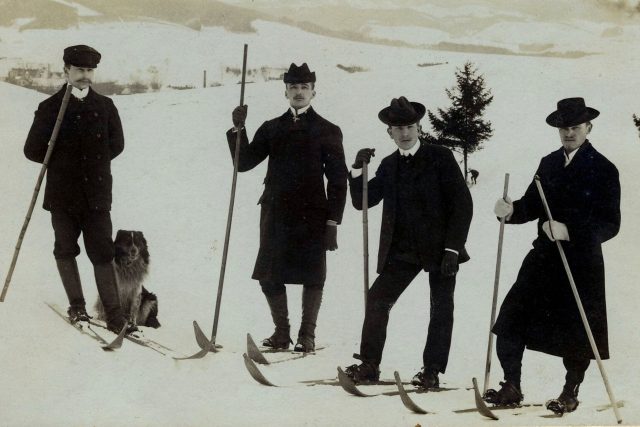První lyžníci v Hronově v roce 1903: počtovní úředník Šára,  továrník Posselt a učitelé Švorčík s Matějkou | foto: Muzeum zimních sportů Emericha Ratha