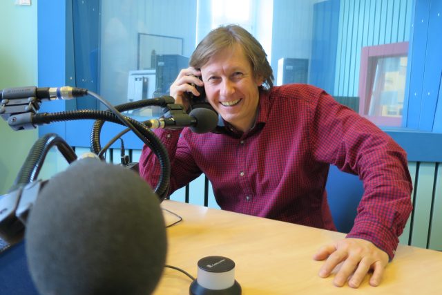 Kouzelník Pavel Kožíšek v rozhlasovém studiu | foto: Milan Baják,  Český rozhlas