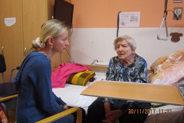 Paní Libuše v Domově důchodců v Lamperticích na Trutnovsku spolu s Janou Házovou | foto: Radka Kobrlová Dlabolová 