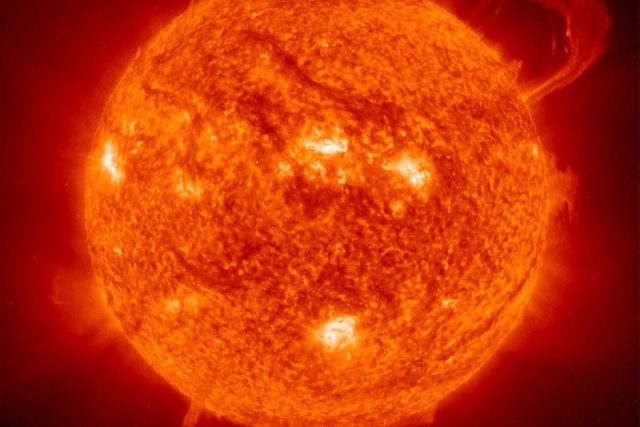 Povrch Slunce v UV záření,  včetně výrazné protuberance v pravém horním rohu | foto:  NASA