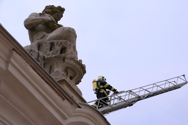 Hasiči cvičili v areálu hospitalu Kuks likvidaci požáru | foto: HZS Královéhradeckého kraje