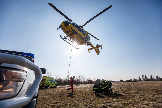 Vrtulník letecké záchranné služby  (ilustrační foto) | foto:  HZS Královéhradeckého kraje