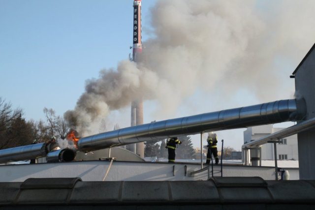 Požár odsávacího systému v průmyslovém objektu v Kostelci nad Orlicí | foto:  HZS Královéhradeckého kraje