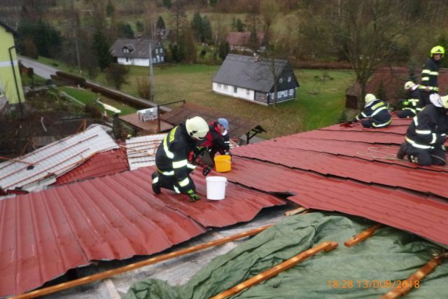 Vítr lámal stromy a ničil střechy. Nejvíc práce měli hasiči na Náchodsku a Hradecku | foto: HZS Královéhradeckého kraje