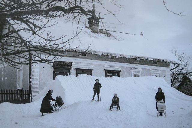 Kniha Deštné na historických fotografiích | foto: Muzeum zimních sportů,  turistiky a řemesel v Deštném v Orlických horách