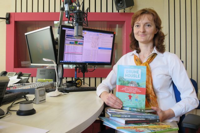 Ilona Fišerová ve studiu Českého rozhlasu Hradec Králové  | foto: Milan Baják,  Český rozhlas