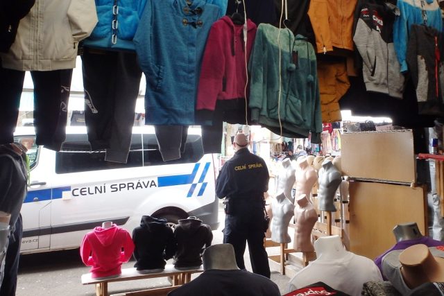 Celníci na Náchodsku zadrželi padělané letní zboží za téměř dva miliony korun  (ilustrační foto) | foto:  Celní správa