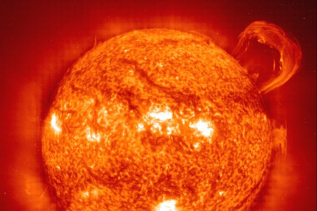 Protuberance vznikají kvůli magnetickému poli Slunce | foto:  SOHO  (NASA & ESA)
