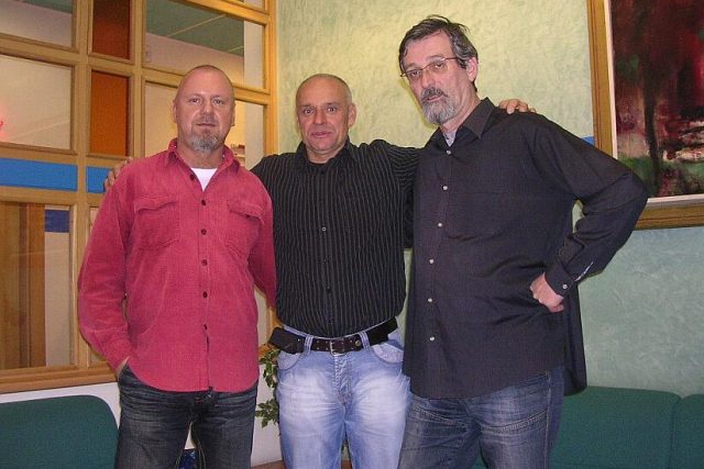 Zleva: Mgr. Jiří Kánský,  ředitel Čro HK,  motocyklový jezdec Josef Macháček a moderátor František Mifek | foto: Milan Baják,  Český rozhlas