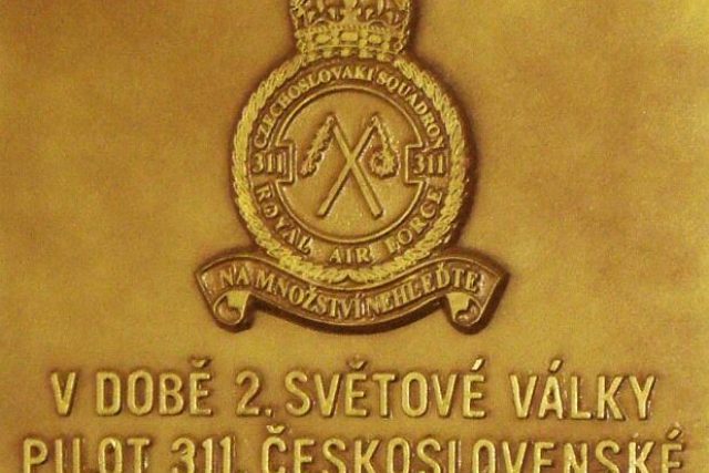 Bronzová pamětní deska plukovníkovi Františku Taiberovi | foto: Josef Krám