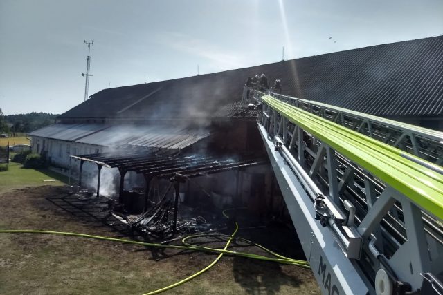 Sedm jednotek hasičů likvidovalo požár bývalého kravína v Nové Vsi na Rychnovsku | foto: HZS Královéhradeckého kraje