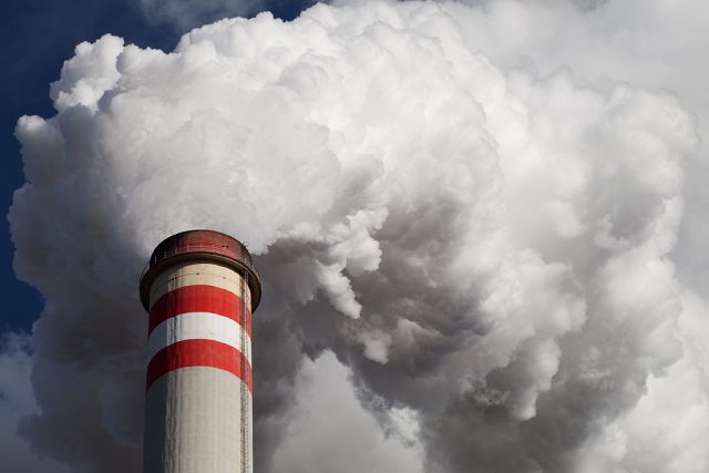 Vědci tvrdí,  že se jim podařilo odhalit,  jak znečištěné ovzduší vede ke vzniku rakoviny  (ilustrační foto) | foto: Tomáš Adamec