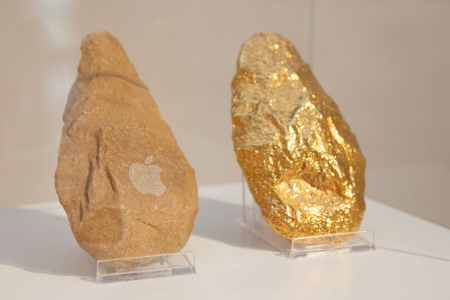 Výstava Za drahými kameny do pravěku - Milan Mikuláštík - pěstní klíny | foto: Muzeum Hořice