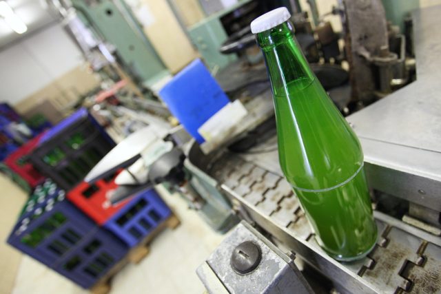 Na této staré výrobní lince se stáčí hotový mošt rychlostí až 1000 lahví za hodinu. | foto: Tomáš Adamec