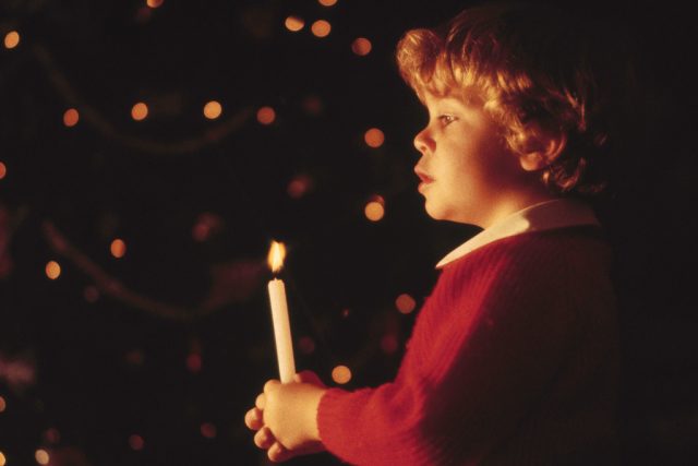 Chlapec se svíčkou | foto:  Comstock Images