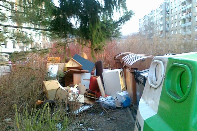 Nepořádek u kontejnerů | foto: Lenka Jaremová