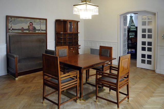 Několik původních kusů nábytku bylo restaurováno a doplněno replikami,  jejichž návrhy vycházely z původních Jurkovičových plánů a fotografií. | foto: Filip Jandourek