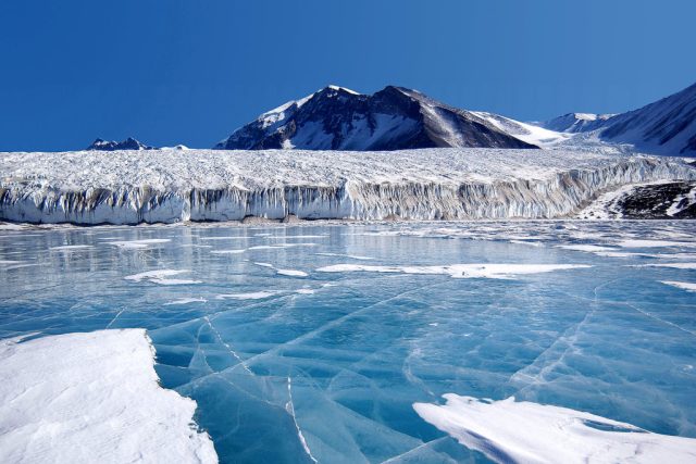 Jezero Fryxell,  Antarktida | foto:  public domain,  Joe Mastroianni,  National Science Foundation