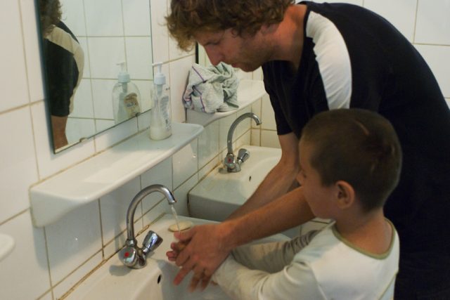 Děti jsou vedeny také k hygieně. Učí se tak mýt si ruce i čistit zuby. | foto:  Občanské sdružení Bodaj