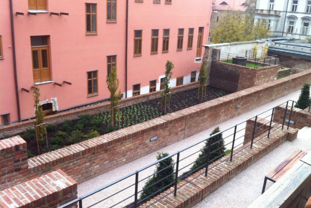 Zrekonstruované jižní terasy nad Komenského ulicí v Hradci Králové | foto: Ondřej Vaňura,  Český rozhlas