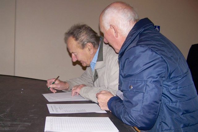 Sbírání podpisů - petice | foto: Karel Chlumec