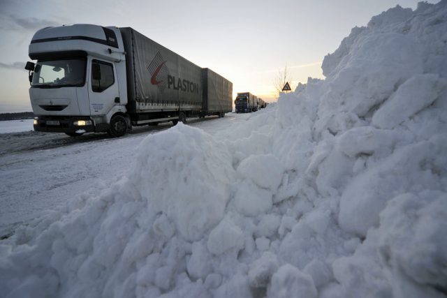 Zasněžené silnice na Vysočině stále dělají potíže hlavně kamionům  | foto: ČTK