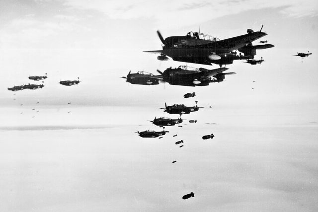 Bombardéry TBM a SB2C shazují bomby nad japonským Hokadate,  červenec 1945 | foto:  National Archives and Records Administration