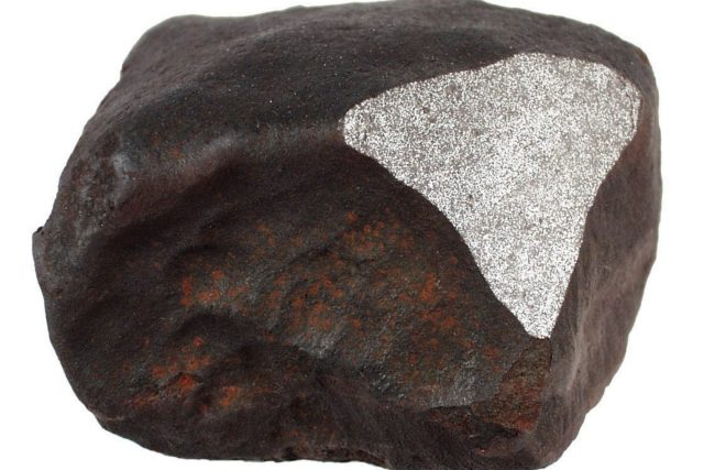 Meteorit Neuschwanstein I. měl hmotnost 1, 75 kg. Na fotografii s vybroušenou ploškou odhalující jeho vnitřní strukturu. | foto:  Astronomický ústav AV Ondřejov