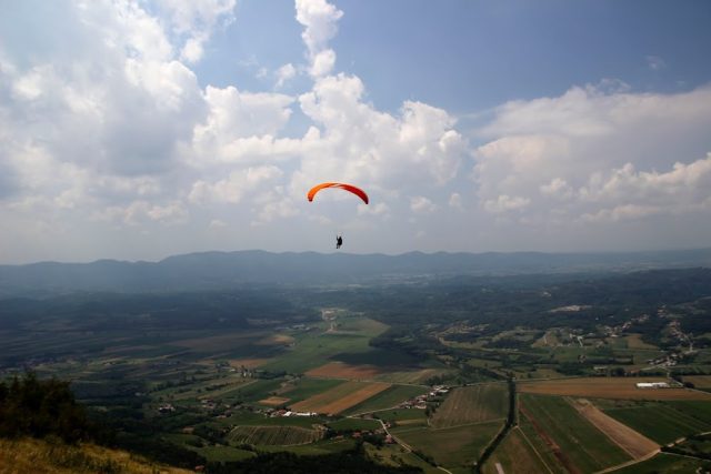 Paraglide je křídlo,  které si složíte do batůžku  (ilustrační foto) | foto: Petra Nováková