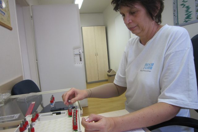 Jihlavská lékařka Iva Pernicová připravuje alergeny na kožní testování | foto: Lucie Maxová