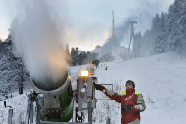 V lyžařském středisku na Ještědu spustili sněžná děla na sjezdovkách | foto: ČTK