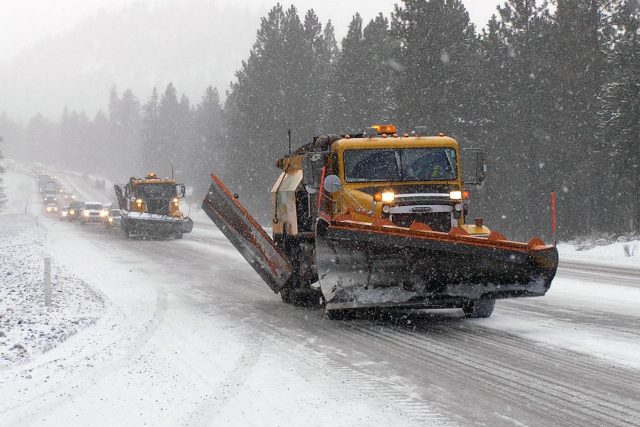 Silničáři v akci  (ilustrační foto) | foto:  OregonDOT,   licence Creative Commons 2.5 Generic