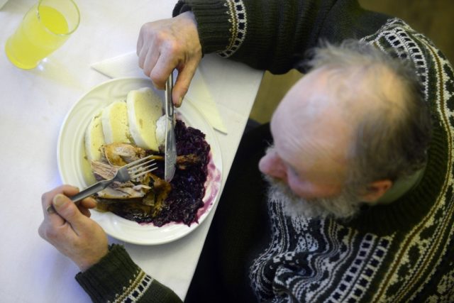 Téměř tři stovky bezdomovců,  seniorů,  uprchlíků,  lidí postižených,  osamělých a na okraji společnosti přišly 25. prosince do pražského Arcibiskupského paláce na oběd na Boží hod vánoční,  který pro ně uspořádala letos počtrnácté komunita Sant´Egidio. | foto:  ČTK,  Roman Vondrouš,  ČTK