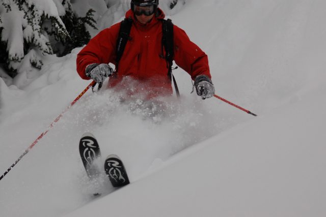 Lyžař v hlubokém sněhu | foto: licence Creative Commons Attribution 2.0,   Andre Charland