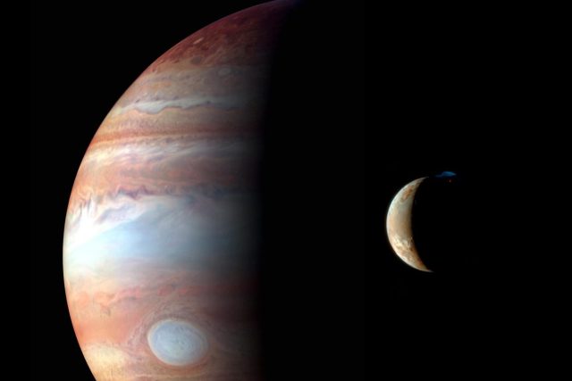 Jupiter a jeho měsíc Ió | foto:  NASA