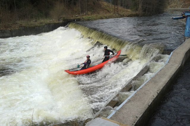 Vodáci o víkendu zamířili do Krkonoš na Labe. Kvůli závodům se tam upouštěla přehrada Labská. | foto: Jiří Fremuth,  Český rozhlas,  Český rozhlas