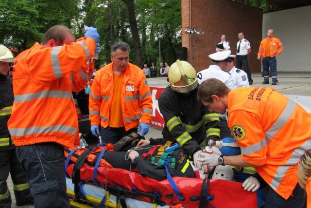 Záchranáři zasahují u simulované dopravní nehody | foto: Michal Trnka