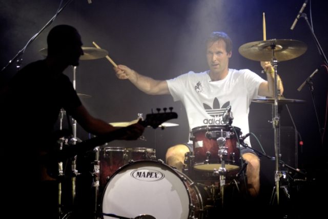 Za bicí kapely Eddie Stoilow usedl na Rock for People fotbalový brankář Petr Čech  | foto: ČTK