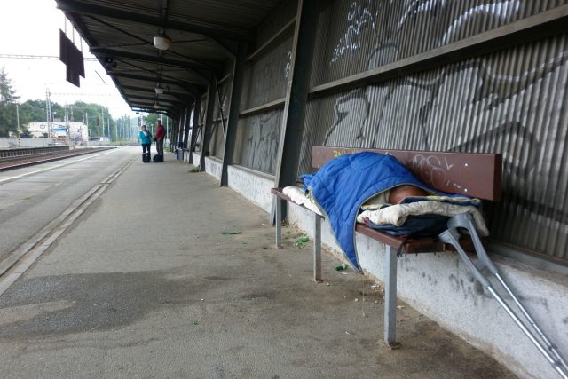 Bezdomovec Miloš Hudeček spí na lavičce na peróně | foto: Michal Záboj