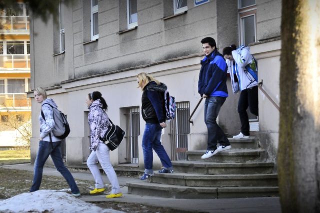 Žáci odcházejí ze školy | foto: Andrea Kratochvílová