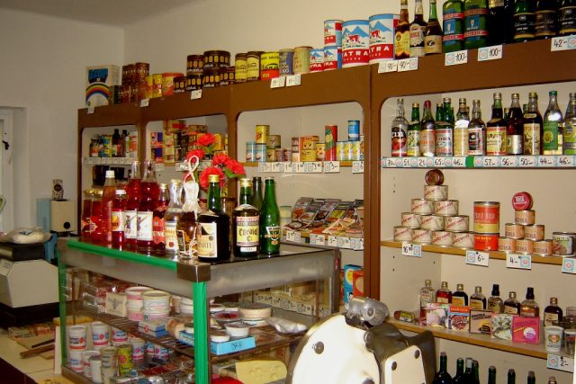 Prodejna potravin ze 70. let minulého století v muzeu ve Svratce na Žďársku  | foto: Milan Kopecký